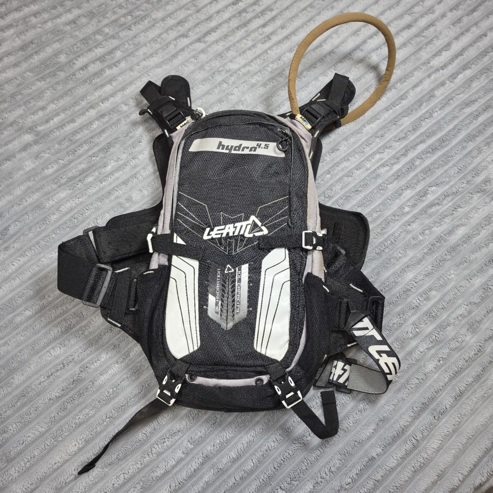 Leatt GPX 4.5 Hydra Chest Protector and 3liter hydration backpack